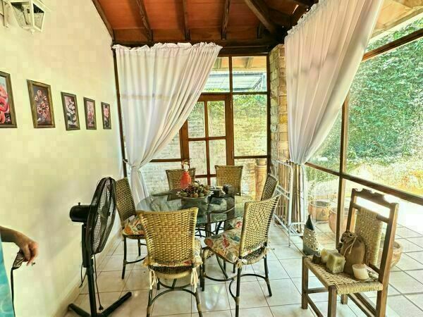 EN VENTA – HERMOSA CASA AMOBLADA EN ENCARNACIÓN — foto 3