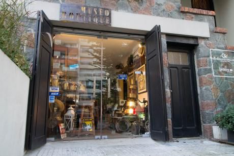 Muy Lindo Local Comercial Sobre Bvar. España Esq. Berro. Planta Baja
