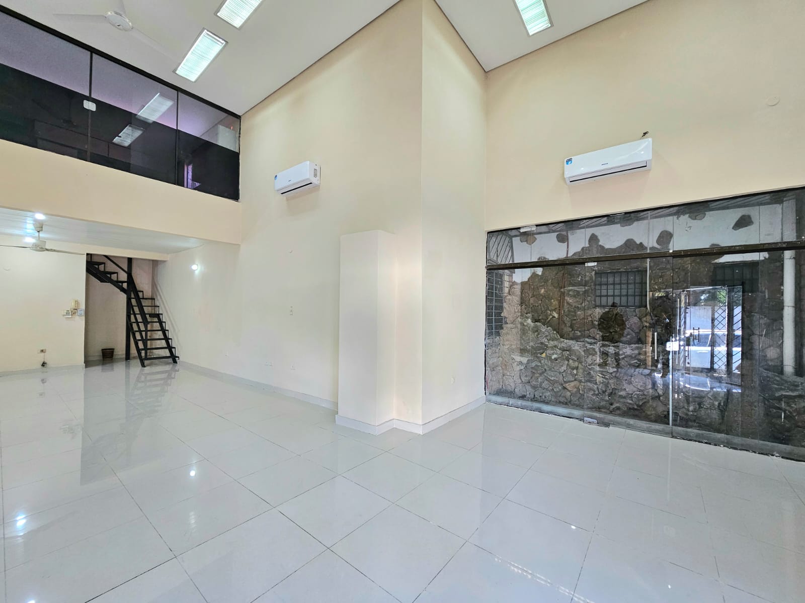 Alquilo Salon Comercial O Depósito En Esquina Zona Barrio Obrero — Foto 2