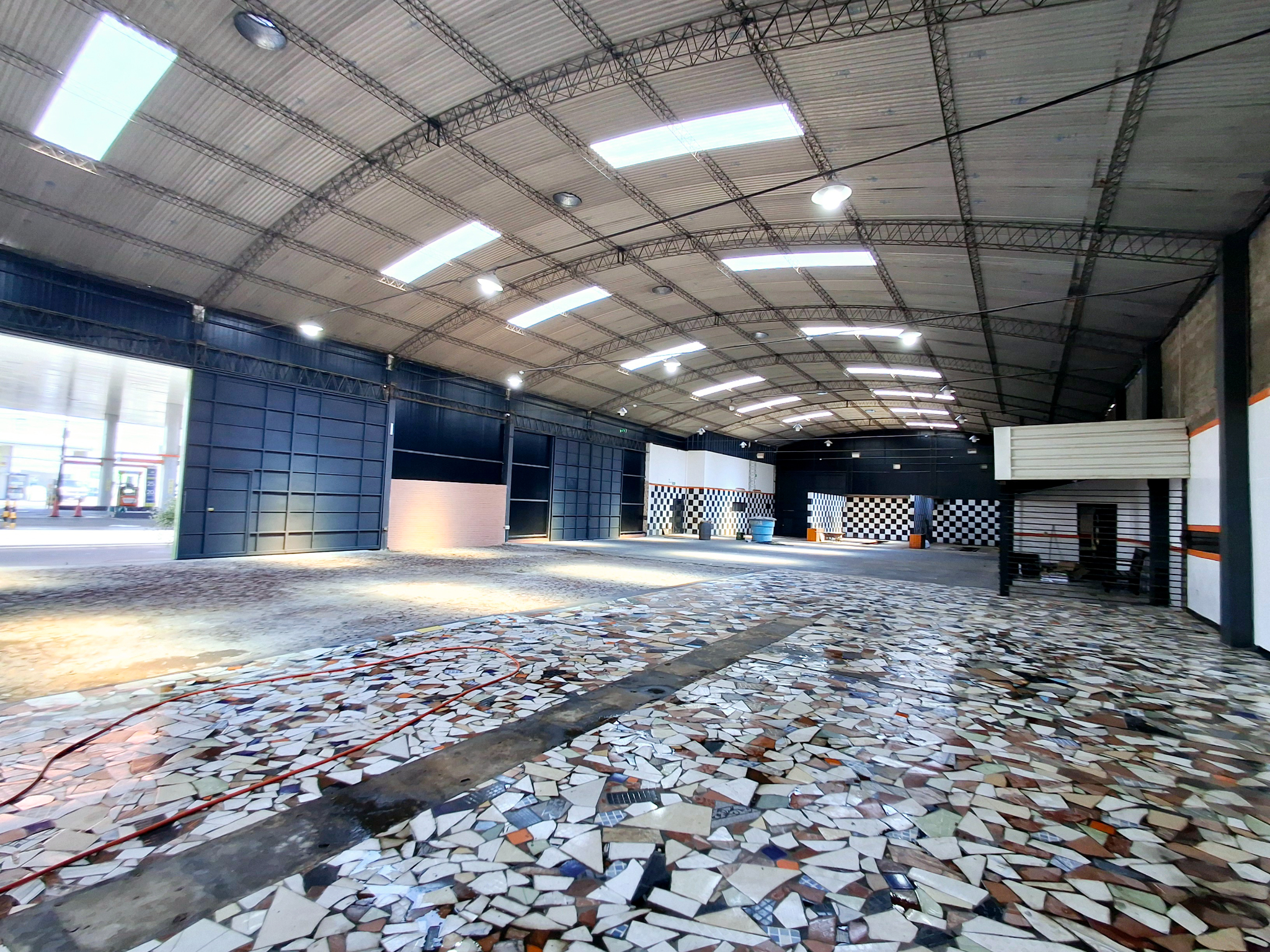 ALQUILO AMPLIO TINGLADO Y OFICINAS/SHOW ROOM — foto 3