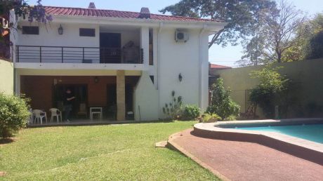 Amplia Residencia Zona Caracol Club