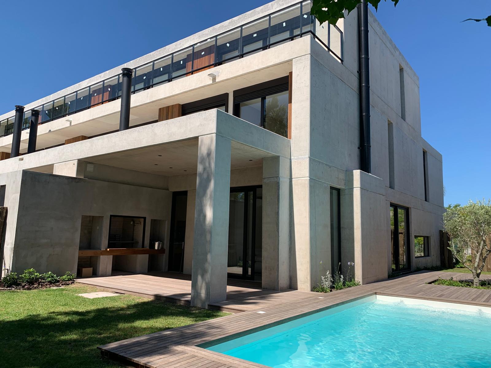 Triplex En Barrio Parques Montevideo. Fondo, Parrillero Y Piscina.