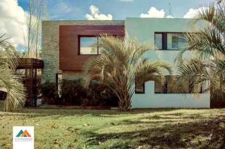 Hermosa Casa De Estilo Moderno, Barrio San Nicolás