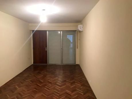 Apartamento En Alquiler. 2 Dor, 2 Baños, Patio, Aires Acondicionados.