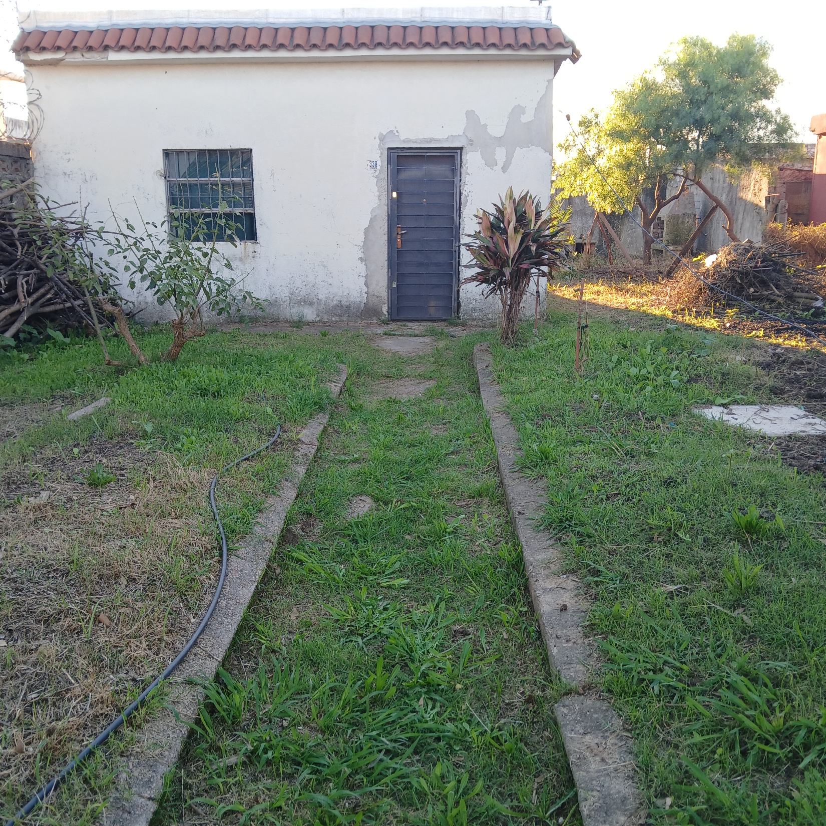 Casa De 2 Dormitorios De Ladrillos/losa Con 440 M2 Con Reja Peri Frente Al Caif