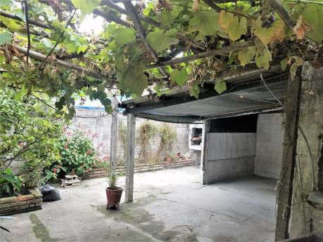 Vendo Casa Dos Dormitorios , Fondo, Jardín ,garaje