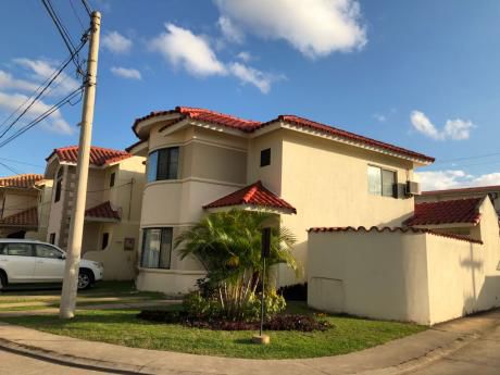 Casa En Alquiler, Condominio Bavaria, Av. Banzer 8vo Anillo