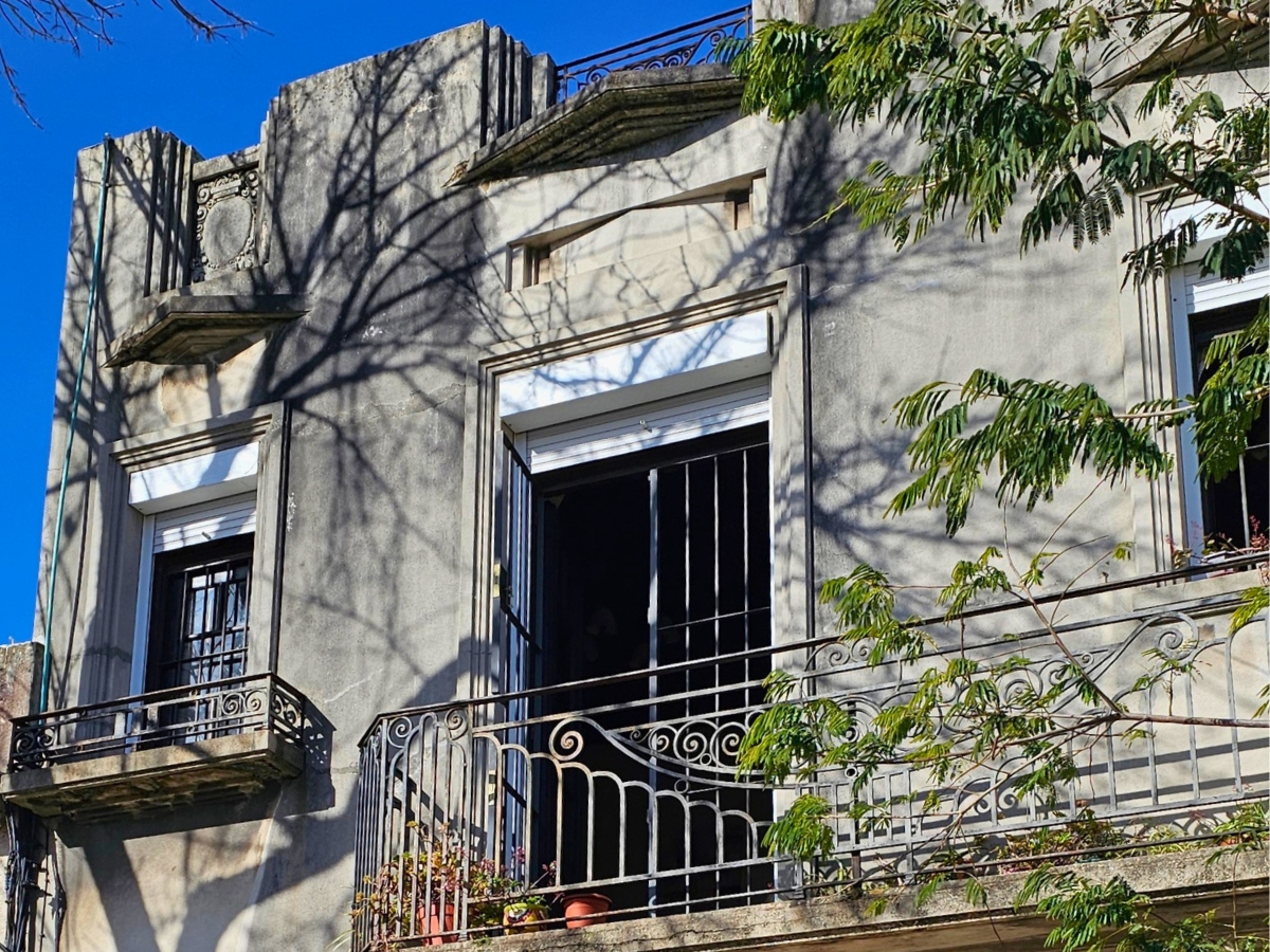 Casa En Aguada. 3 Dorm, Ambientes Amplios. Azotea. Excelente Estado.