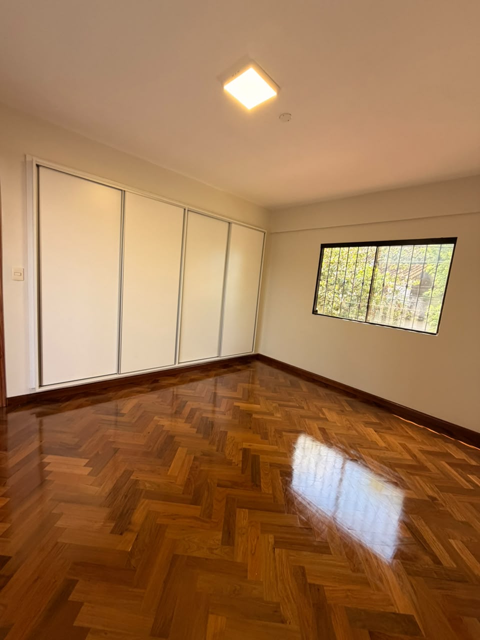HERRERA, EN ALQUILER, HERMOSO TRIPLEX DE 3 DORMITORIOS. — foto 2