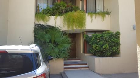 Casa De 2 Plantas, Terreno De 420 M2, Construccion 360 M2 Ubicado En Equipetrol.