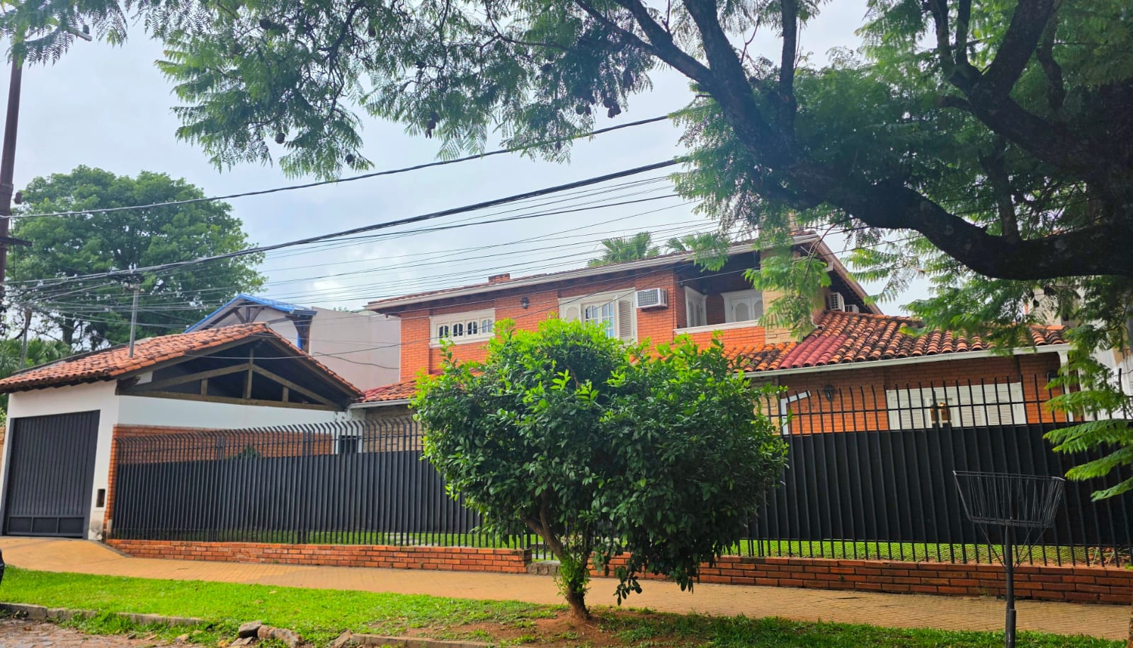 Hermosa Residencia Con Piscina En Alquiler Barrio Herrera — foto 3