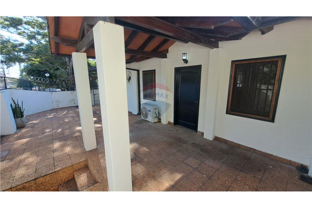 VENDO CASA REFACCIONADA EN ESQUINA EN ASUNCION — foto 3