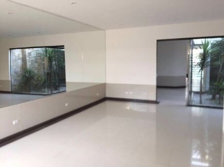 Hermosa Casa De 3 Suites En Cond.