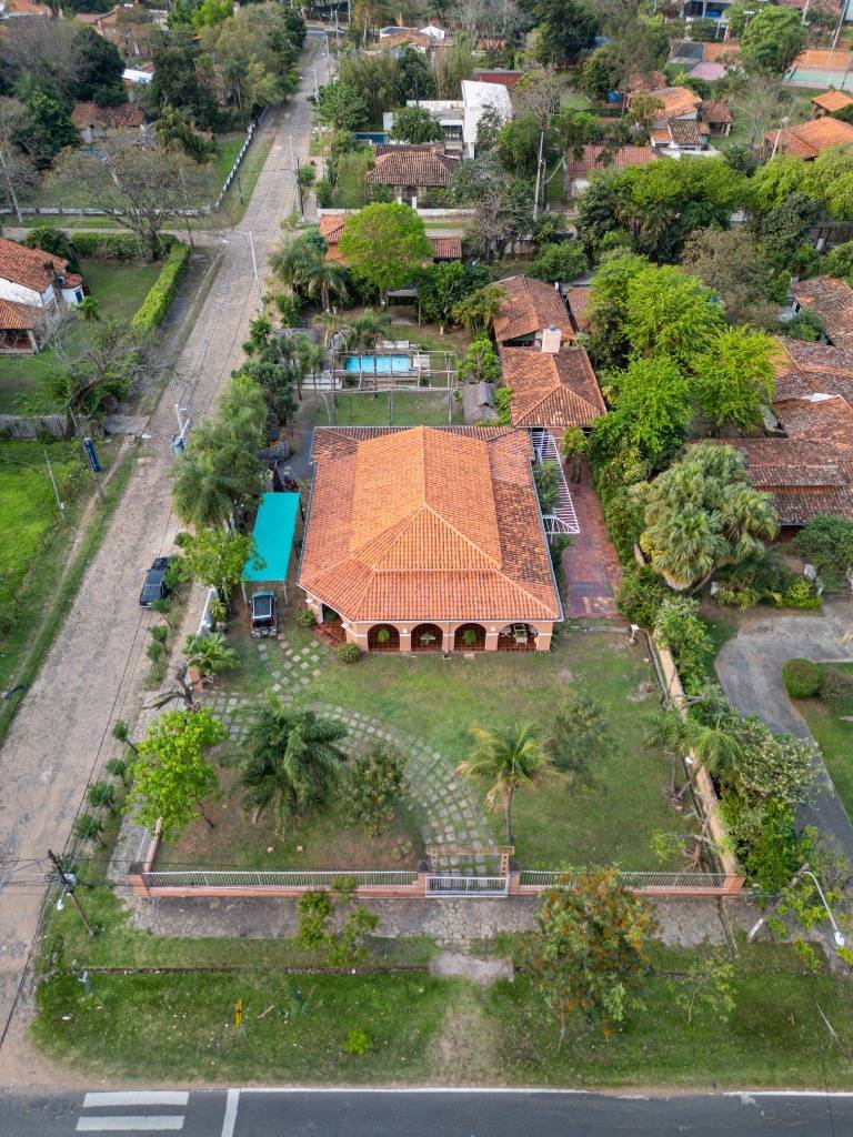 VENDO AMPLIA RESIDENCIA EN ESQUINA A CUADRAS DEL CLUB NÁUTICO - 1800 m² — foto 3