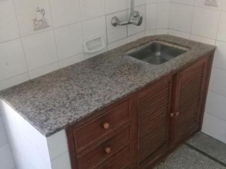 Excelente Ubicación.. Segundo Por Escaleras En Contrafrente..!!