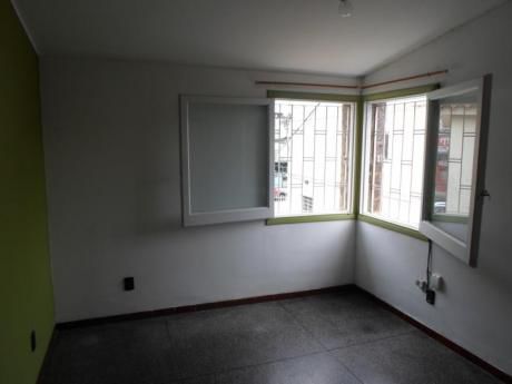 Imperdible! Apto En 1er Piso Por Esc. Luminoso, Gc Bajos: $1000