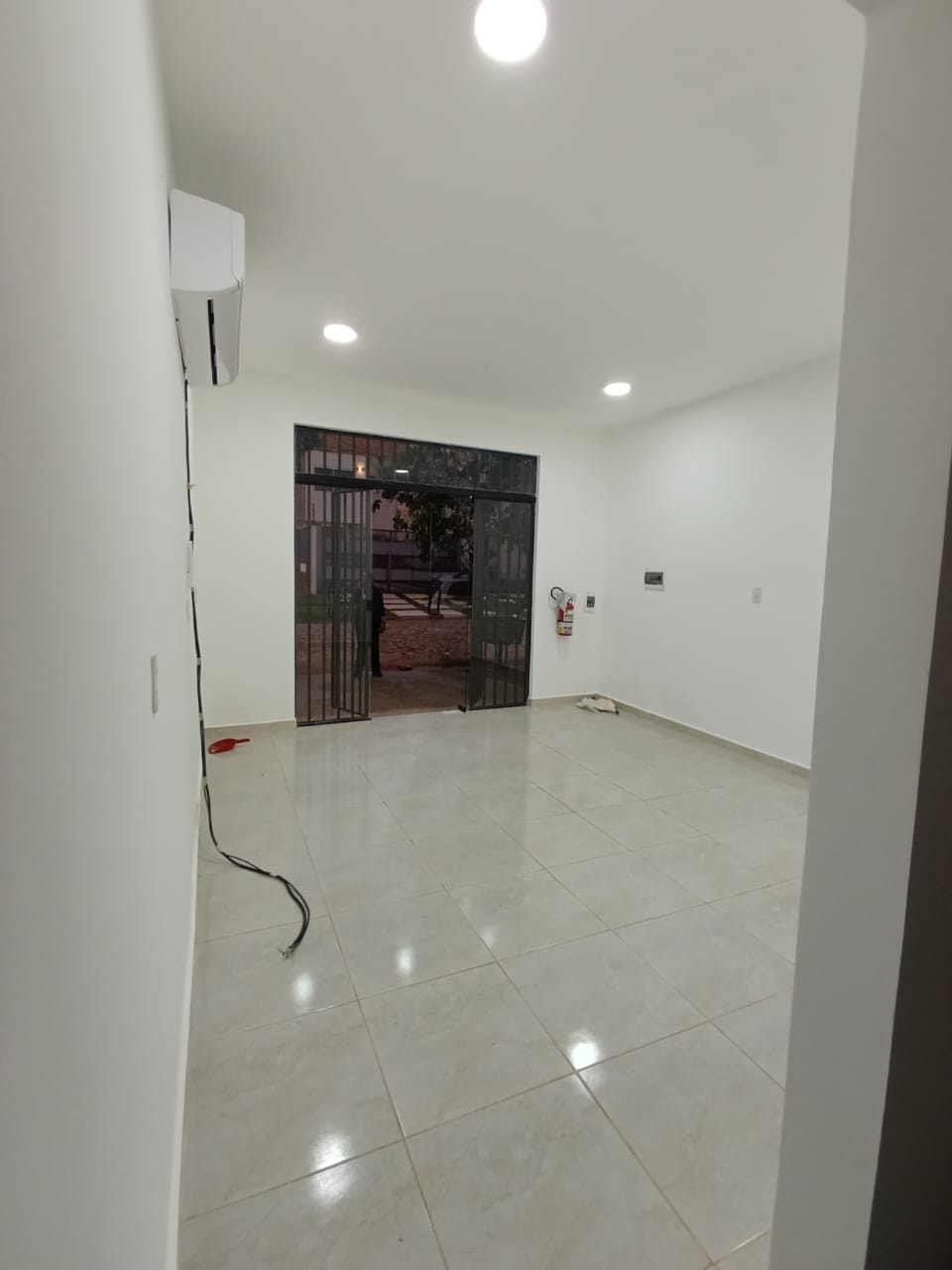 ALQUILO SALÓN COMERCIAL A ESTRENAR EN LAURELTY LUQUE — foto 3