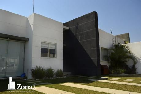 Hermosa Casa Con Piscina Privada En Urb. Zona Norte!