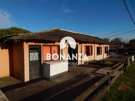 Local Comercial Con Apartamento En Venta, Piriápolis