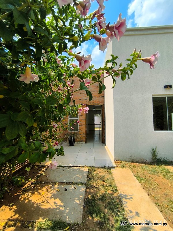Casa Toda P.b. C/ 3 Dorm. Z/ Supermercado Los Jardines Mora Cué Luque (CóD. 887)