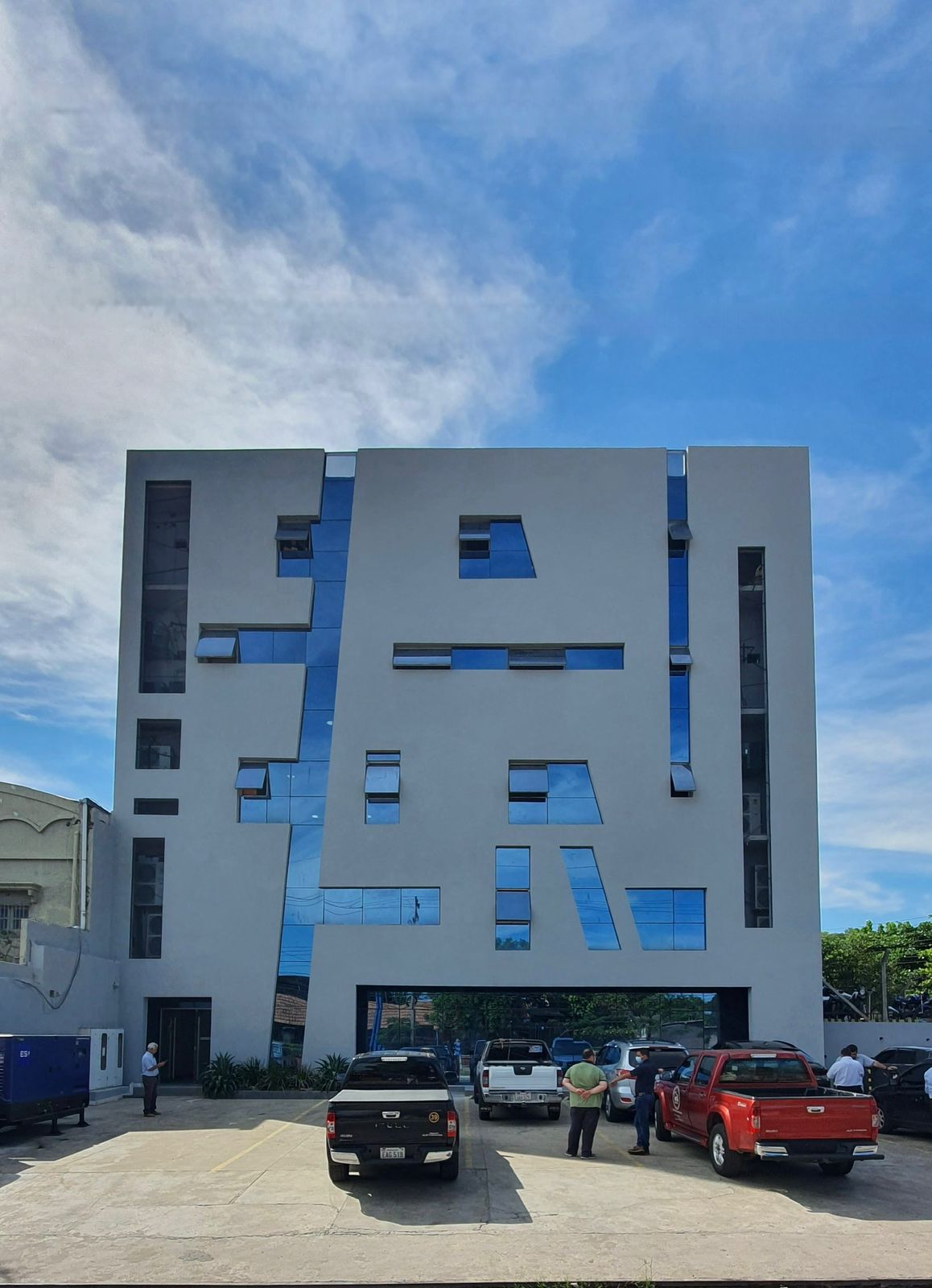ALQUILO EN ASUNCION LOCAL CON PCI Y OPCION A COMPRA Y POSIBILIDAD DE FINANCIACION PROPIA EDIFICIO CORPORATIVO COMPLETO CON SHOWROOM OFICINAS Y ESTACIONAMIENTOS — foto 3
