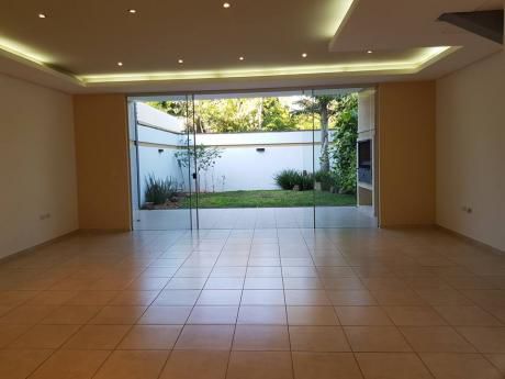 Amplio Duplex De 3 Dormitorios En Alquiler Con Patio. Zona Jardín De Oro