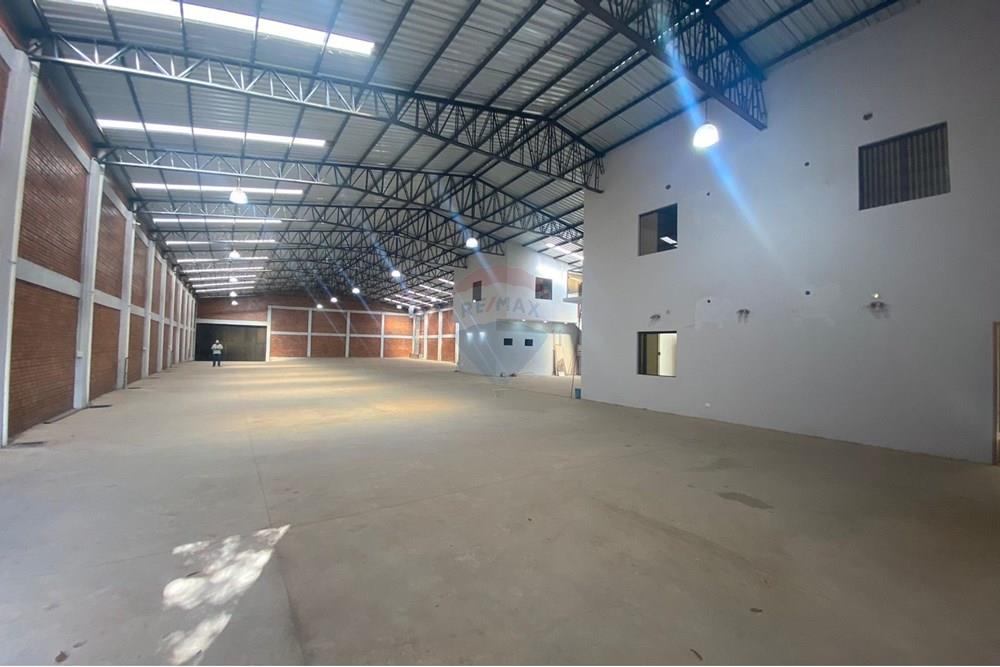 Alquilo amplio depósito-tinglado con showroom en Mariano Roque Alonso — foto 2