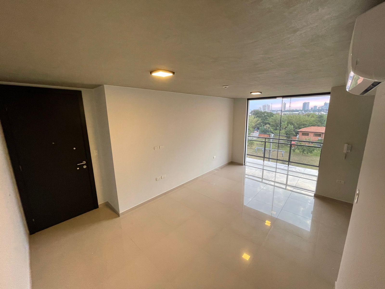 EN ALQUILER DEPARTAMENTO DE 2 DORM. EN LUQUE ZONA CIT EDIFICIO INSIGNIA 4 — foto 2