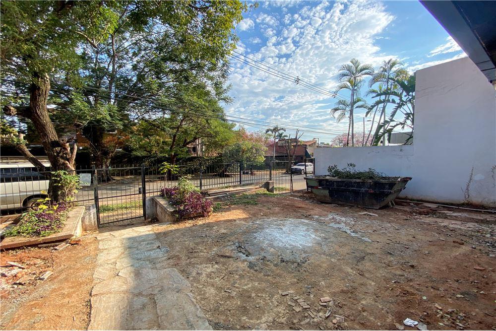 AMPLIA CASA CON INMEJORABLE UBICACIÓN SOBRE SUCRE — foto 3