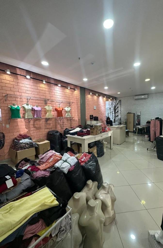 ALQUILO SALÓN COMERCIAL EN GALERÍA ZONA MERCADO 4 — foto 2
