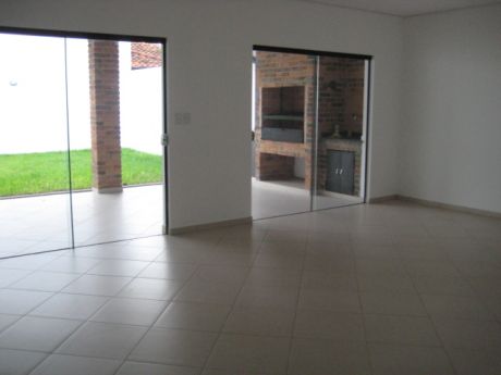 Venta Barrio Herrera, Amplio Duplex, 3 Dormitorios, Cod: V119