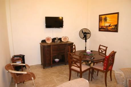 Calle Cerrito Excelente Apartamento De Dos Dormitorios