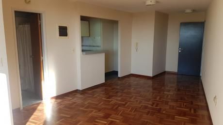 Muy Amplio Apartamento Por Ascensor En Tres Cruces C/garage!