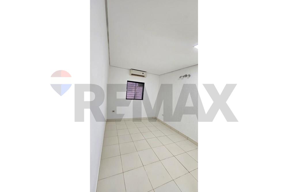 Casa - Alquiler - Luque, Paraguay — foto 2
