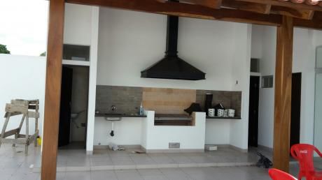 Casa En Alquiler De 3 Cuartos, 2 Baños, Estudio 1100 $us/mes