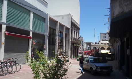 Locales Comerciales Sobre Piedras A Metros Del Mercado Del Puerto