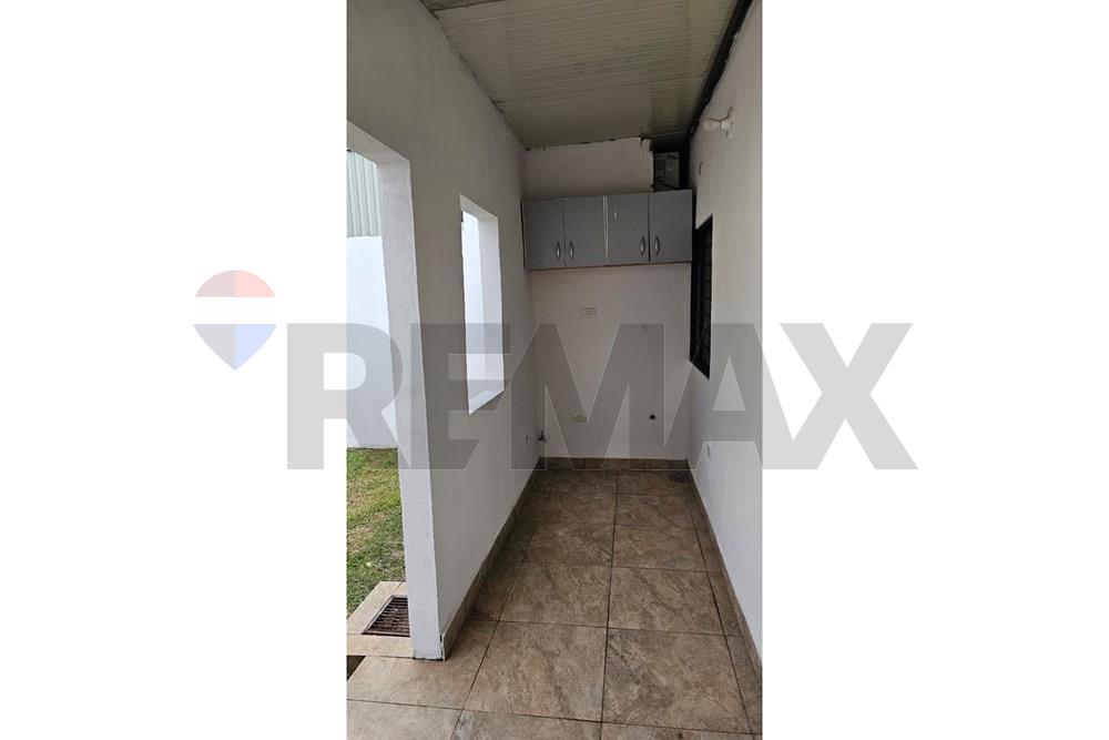 Casa - Alquiler - Luque, Paraguay — foto 2