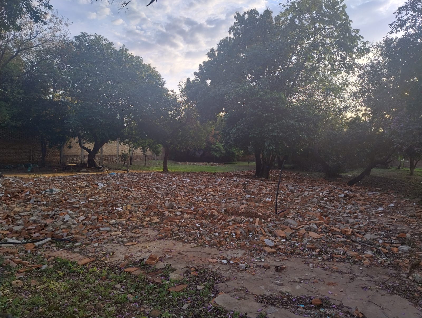 VENDO TERRENO EN EL LUQUE CUARTO BARRIO ZONA SUPER LOS JARDINES COD 059* - foto 5
