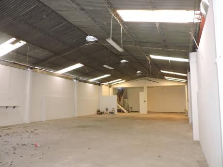 En Alquiler Galpón Cerrado De 500 M² Y Oficinas Av. Paragua