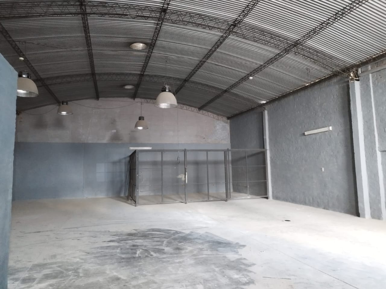 Alquilo hermoso tinglado de 360m2 sobre Madame Lynch con oficina — foto 2