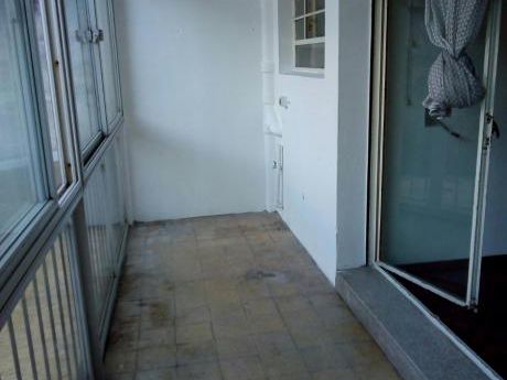 Apartamento De Un Dorm En El Centro, Con Balcón Cerrado!!
