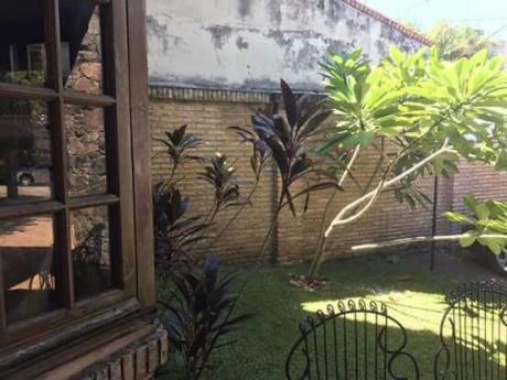 En Venta Propiedad De Dos Plantas Está Ubicada En El Barrio Manorá.