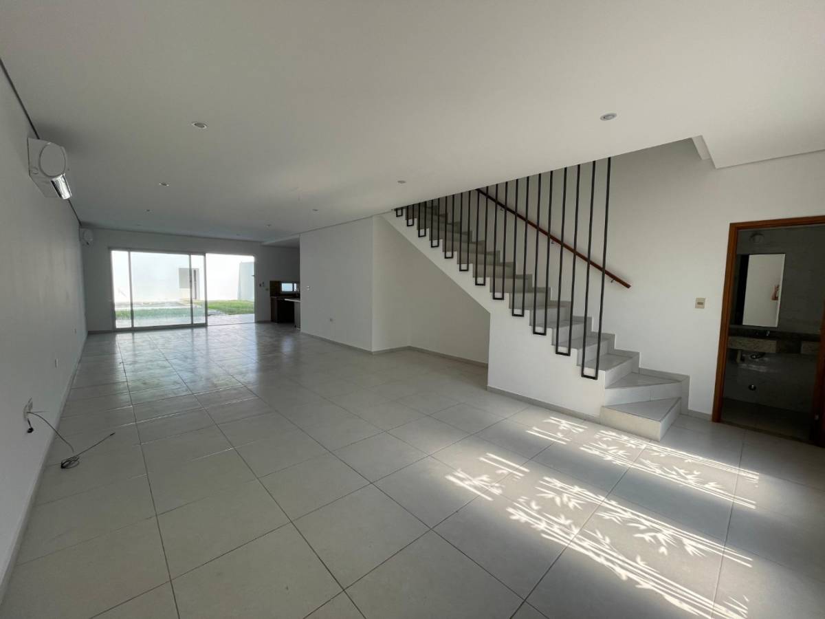 AQLUILO DUPLEX EN LUQUE BARRIO VILLA ADELA — foto 2