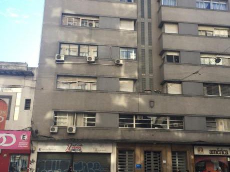 Excelente Local En El Cordón Sobre 18 De Julio