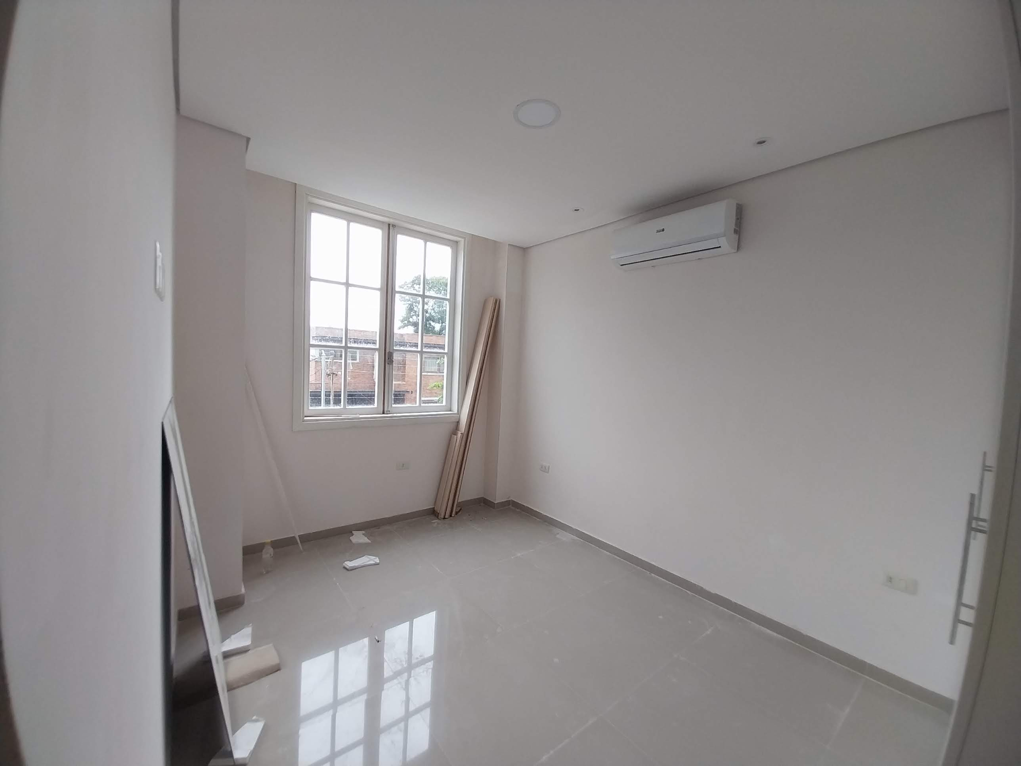 ALQUILO CASA A ESTRENAR EN ASUNCIÓN — foto 2