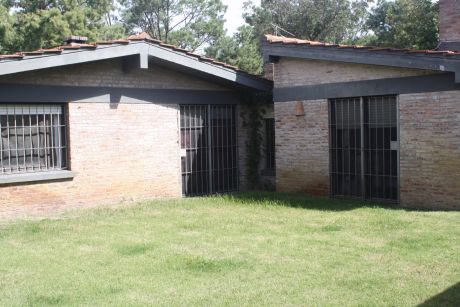 Casa Estilo Colonial En Carrasco Norte. 4 Domr. Servicio Completo. Barbacoa