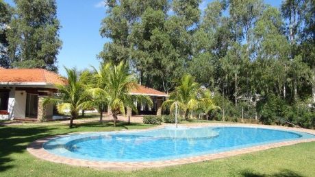 Casa Con Amplio Jardín Condominio Cerrado.