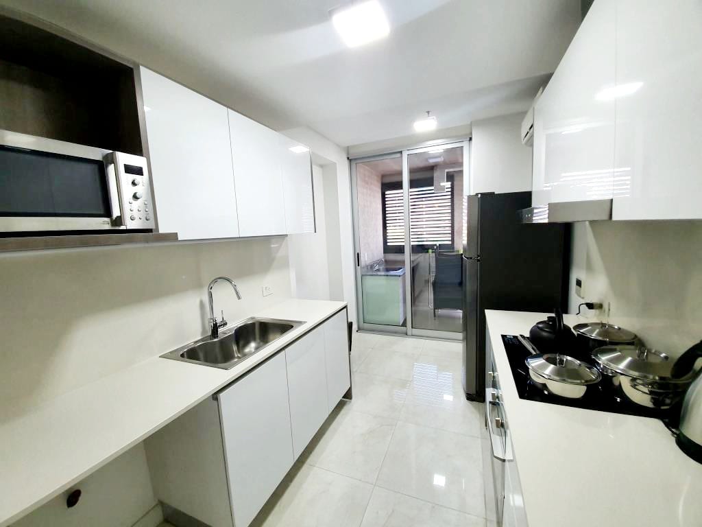 Alquilo dpto amoblado de 2 hab en Suite, Edif. Eminent, Zona Av. Santa Teresa — foto 3