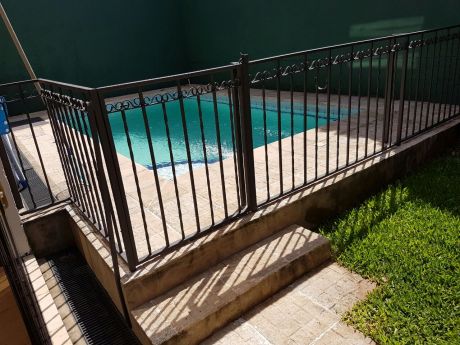 Casa Con Piscina Zona Mburucuya