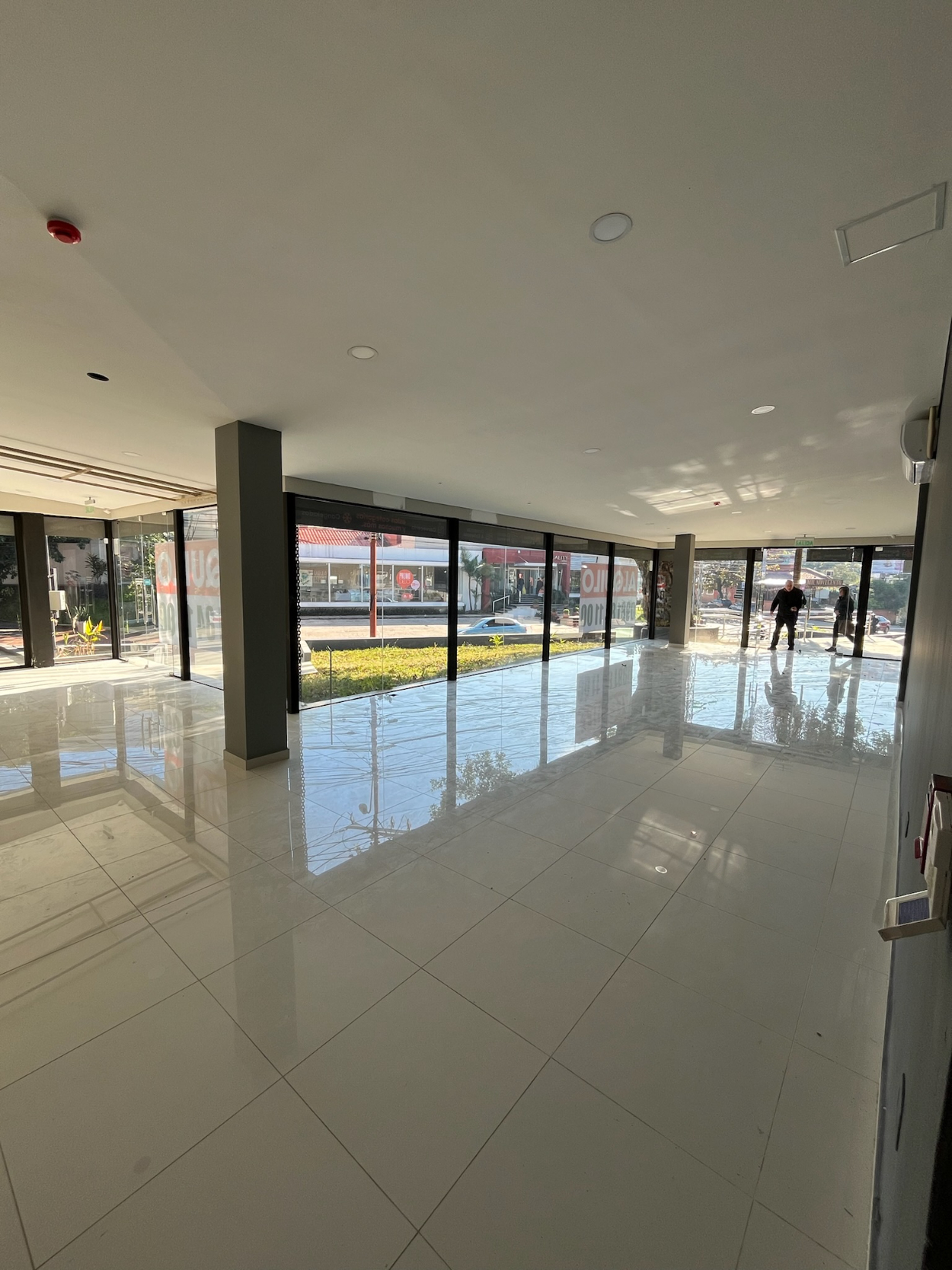 IMPONENTE LOCAL COMERCIAL CON DEPOSITO SOBRE AVENIDA ESPAÑA — foto 2